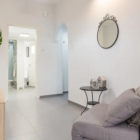 Newly Renovated 100m² Stylish Urban Flat *