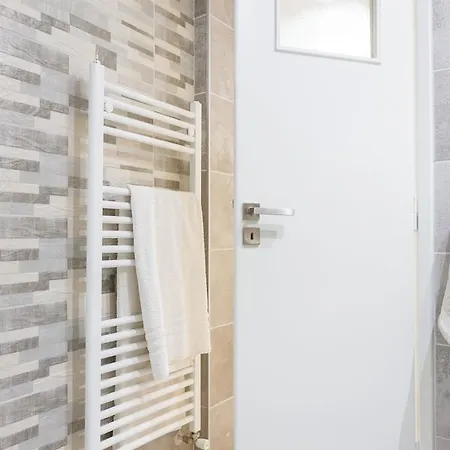 Newly Renovated 100m² Stylish Urban Flat *
